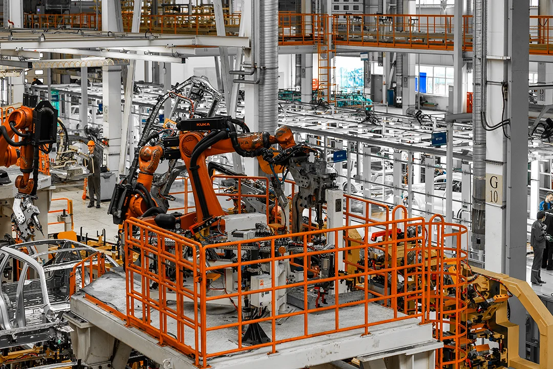Fabrika içindeki büyük bir CNC makinesi