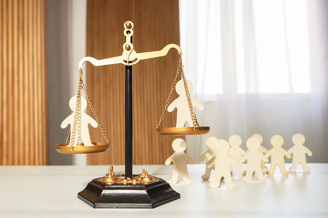Aile bireyleri ve miras paylaşımı temsili adalet görseli
