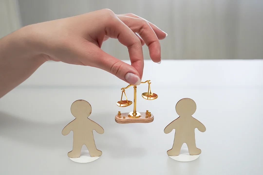 Aile bireyleri ve miras paylaşımı temsili adalet görseli