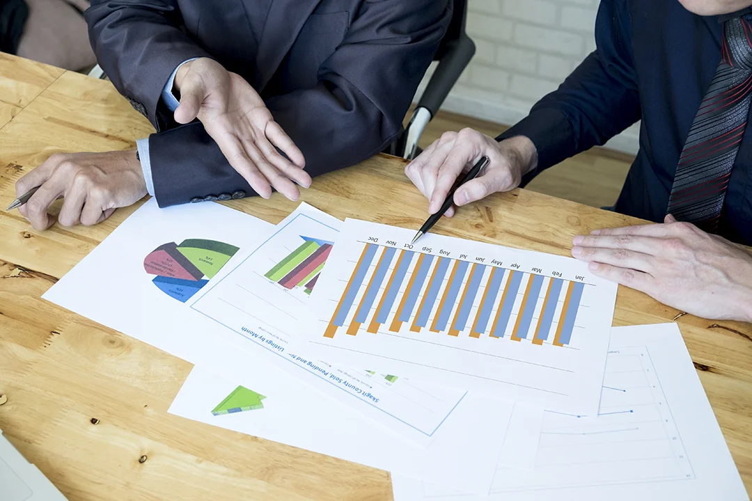 Pazar araştırması verilerini gösteren dijital ekran