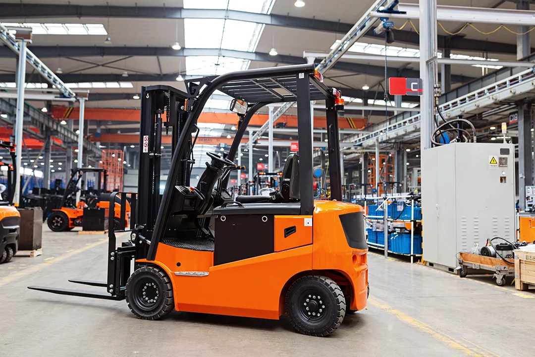 Üretim bandındaki endüstriyel robot kollar