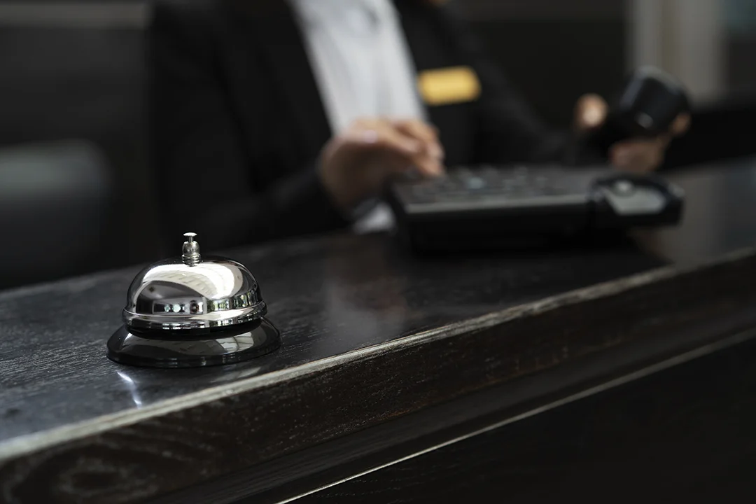 Şık bir otel lobisi ve resepsiyon alanı