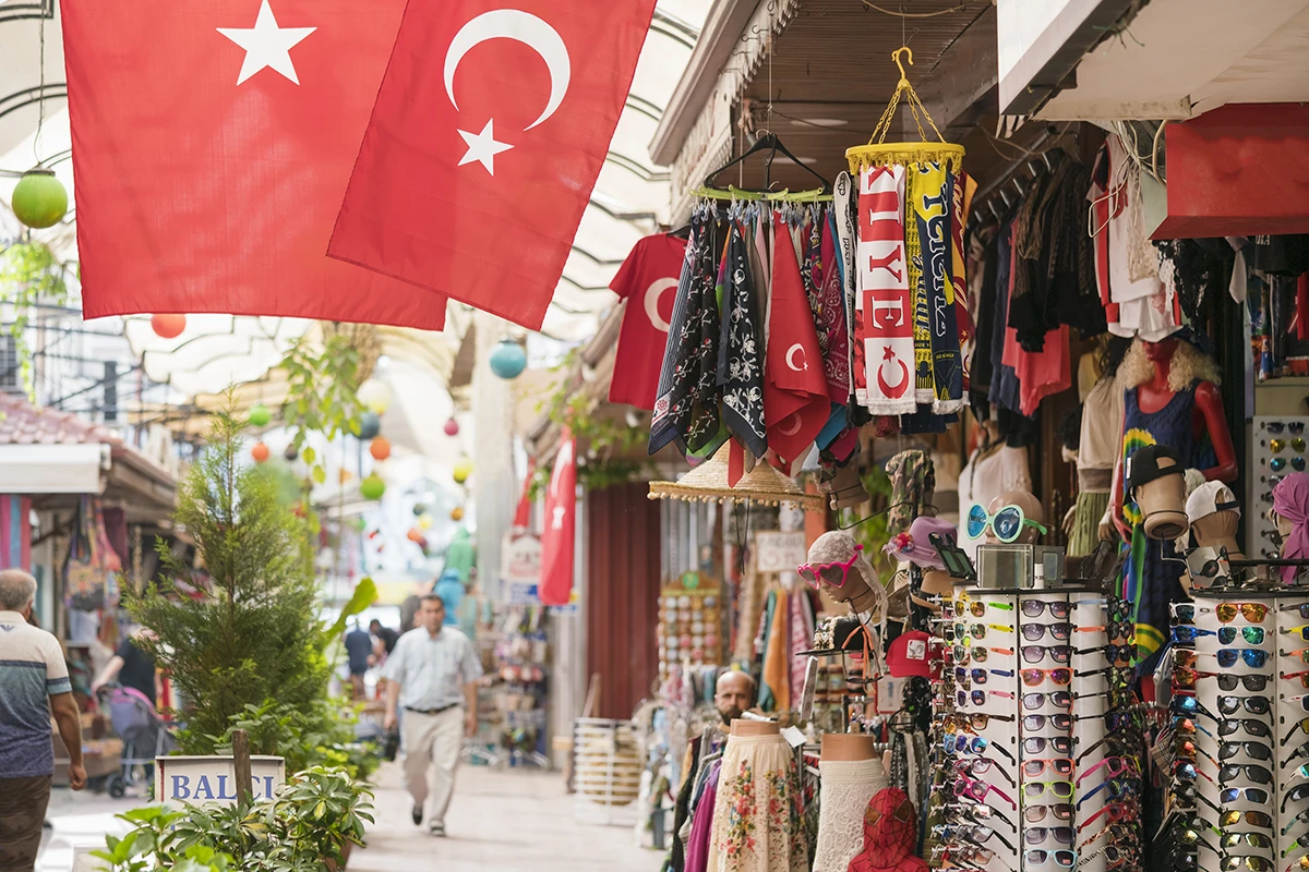 Vakıf mülkü kira tespiti için hazırlanan SPK onaylı rapor ve tarihi bina cephesi.