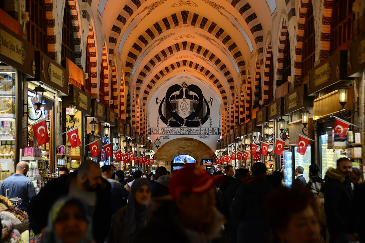 SPK onaylı vakıf kira değerleme raporu ve tarihi bir vakıf binasının cephesi.